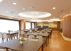 SOMPOケアラヴィーレ湘南平塚弐番館のダイニング（食堂）