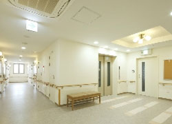 そんぽの家S桂川のエレベーターホール